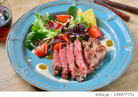 牛ヒレ肉のステーキ、赤ワインと。 136977751