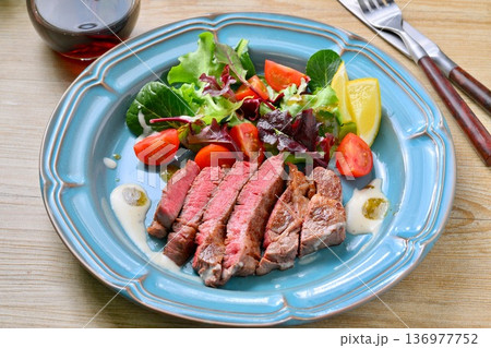 牛ヒレ肉のステーキ、赤ワインと。 136977752