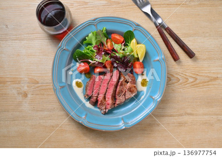 牛ヒレ肉のステーキ、赤ワインと。 136977754