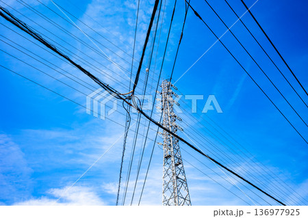 市街地の電線と高圧送電線　a-2 高彩度コントラスト 136977925