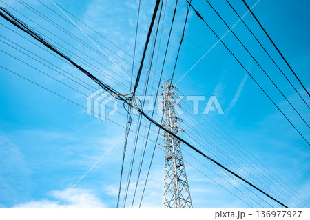 市街地の電線と高圧送電線　a-4 ライトカラー 136977927