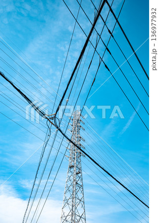 市街地の電線と高圧送電線　b-4 ライトカラー 136977932