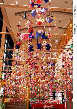 飛騨高山の春の風物詩、たくさんのつるし雛 136978079