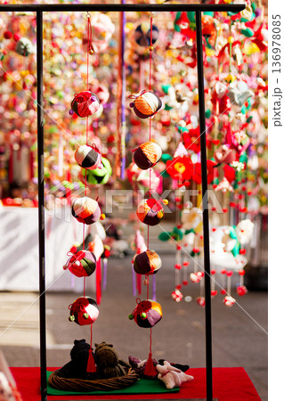 飛騨高山の春の風物詩、たくさんのつるし雛 136978085
