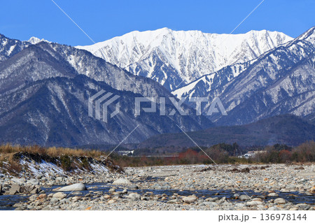 信濃大町山岳展望 冬の北アルプス後立山連峰 信濃大町山岳展望 冬の北アルプス後立山連峰 136978144