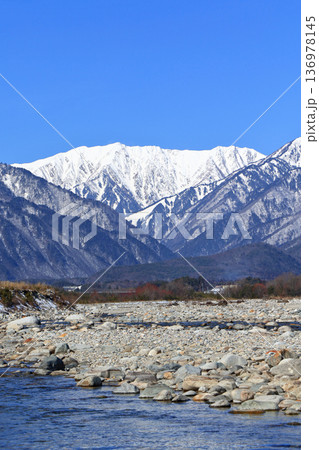 信濃大町山岳展望 冬の北アルプス後立山連峰 信濃大町山岳展望 冬の北アルプス後立山連峰 136978145
