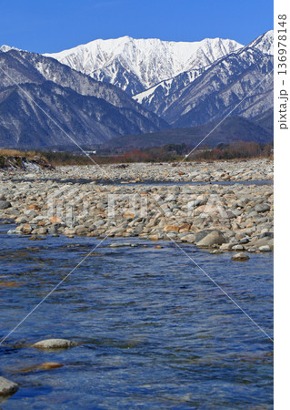 信濃大町山岳展望 冬の北アルプス後立山連峰 信濃大町山岳展望 冬の北アルプス後立山連峰 136978148