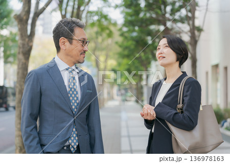 話し合う2人のビジネスパーソン 話し合う2人のビジネスパーソン 136978163