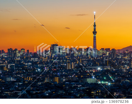 空撮「東京都」矢切付近上空からオレンジ色に染まった東京都を撮影 空撮「東京都」矢切付近上空からオレンジ色に染まった東京都を撮影 136978236