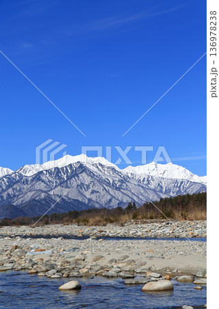 信濃大町山岳展望 冬の北アルプス後立山連峰 信濃大町山岳展望 冬の北アルプス後立山連峰 136978238