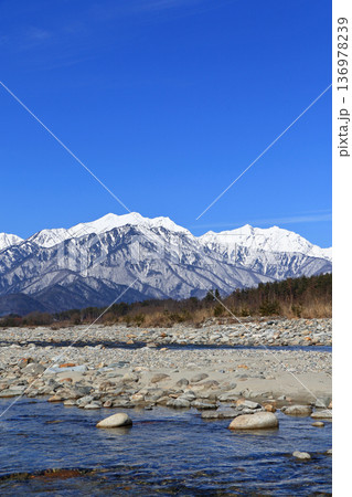 信濃大町山岳展望 冬の北アルプス後立山連峰 信濃大町山岳展望 冬の北アルプス後立山連峰 136978239