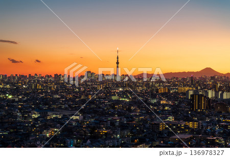 空撮「東京都」矢切付近上空からオレンジ色に染まった東京都を撮影 136978327