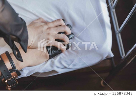 ボーイズラブ 上から組み伏す手 136978345