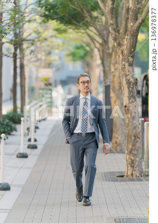 街を歩くビジネスマン 街を歩くビジネスマン 136978377