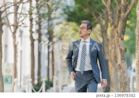 街を歩くビジネスマン 街を歩くビジネスマン 136978382