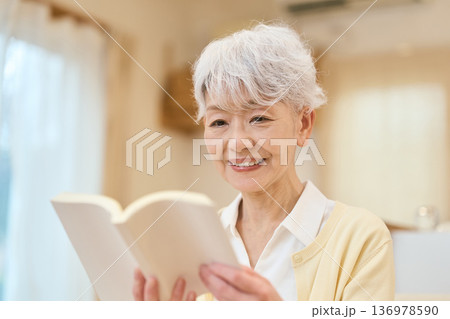 リビングで読書をするアジア人シニア女性 リビングで読書をするアジア人シニア女性 136978590