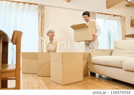 荷物をまとめるアジア人シニア夫婦 136978598