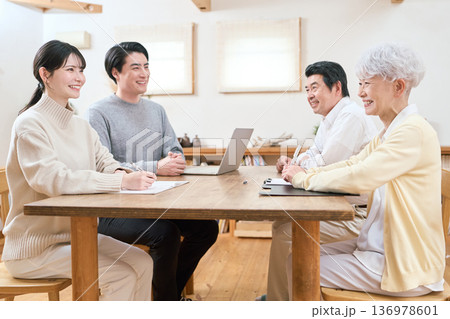 将来について話し合うアジア人の家族 将来について話し合うアジア人の家族 136978601