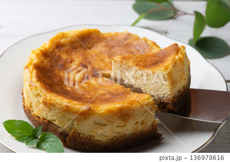 ホール豆腐チーズケーキのクローズアップ 136978616