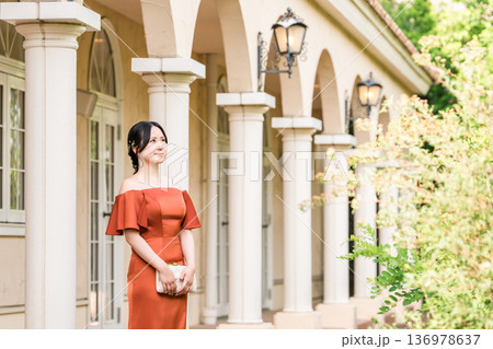 宮殿に立つカラードレスの女性,ドレスアップした新婦,富豪,富裕層 136978637