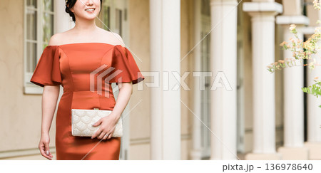 宮殿に立つカラードレスの女性,ドレスアップした新婦,富豪,富裕層 宮殿に立つカラードレスの女性,ドレスアップした新婦,富豪,富裕層 136978640