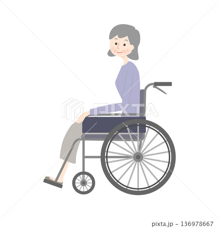 車いすに乗るシニア女性 車いすに乗るシニア女性 136978667
