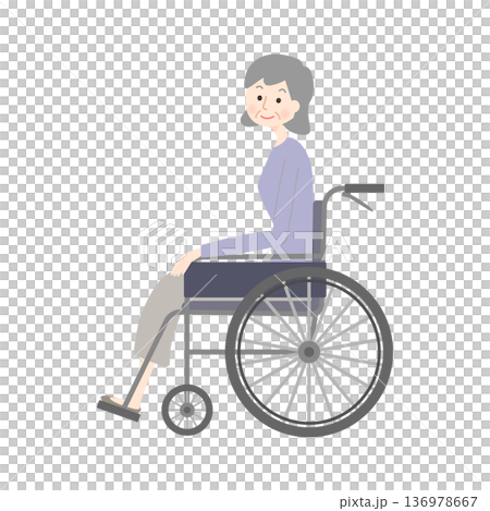 車いすに乗るシニア女性 車いすに乗るシニア女性 136978667