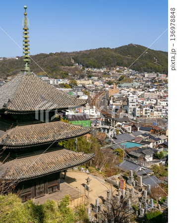 尾道の歴史を物語る三重塔(天寧寺)と坂の街のパノラマ 尾道の歴史を物語る三重塔(天寧寺)と坂の街のパノラマ 136978848
