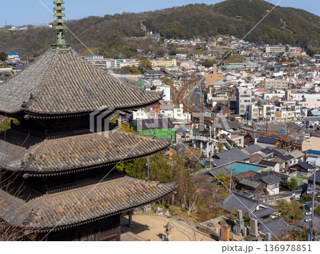 尾道の歴史を物語る三重塔（天寧寺）と坂の街のパノラマ 136978851