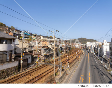 坂道と線路が続く街：尾道の山手へと続く住宅街と山陽本線の景観 136979042
