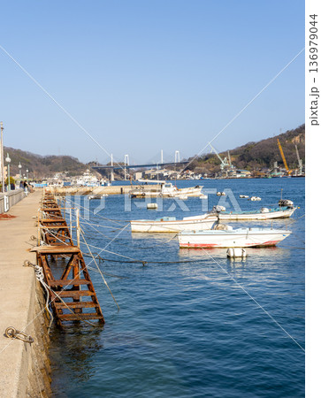 対岸を臨むウォーターフロント：向島側の造船ドックを背景にした尾道水道の景観 136979044