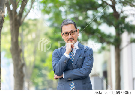 男性　ビジネス	 136979065