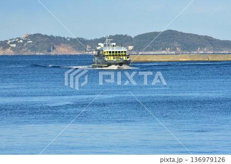 青色に輝く熱海の海 136979126