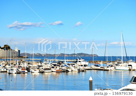 熱海スカイデッキから眺めるマリーナ 熱海スカイデッキから眺めるマリーナ 136979130