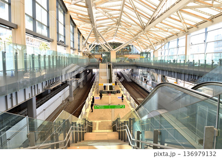 JR東京高輪ゲートウェイ駅ホームの景色 136979132