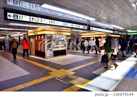 朝のJR熱海駅構内の景色 朝のJR熱海駅構内の景色 136979144