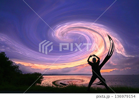 朝日を浴びてエクササイズ!! 136979154