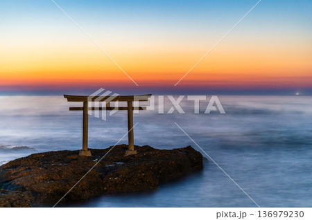 茨城 大洗磯前神社 神磯の鳥居の夜明け 136979230