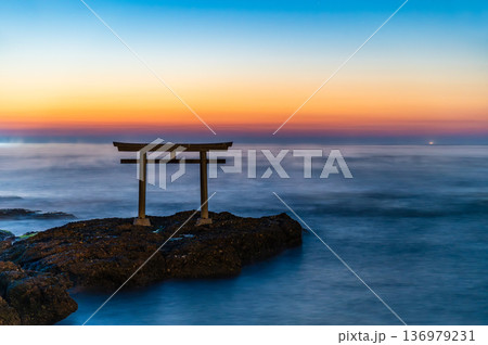 茨城 大洗磯前神社 神磯の鳥居の夜明け 136979231