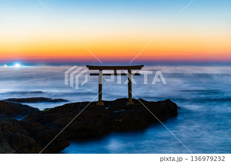 茨城 大洗磯前神社 神磯の鳥居の夜明け 茨城 大洗磯前神社 神磯の鳥居の夜明け 136979232