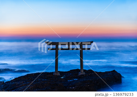 茨城 大洗磯前神社 神磯の鳥居の夜明け 136979233