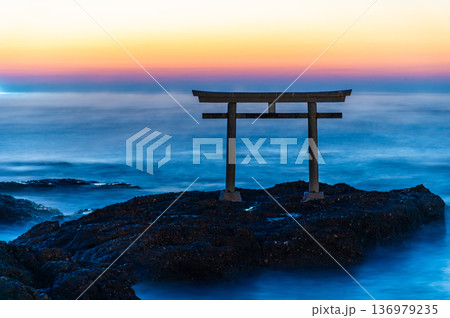 茨城 大洗磯前神社 神磯の鳥居の夜明け 茨城 大洗磯前神社 神磯の鳥居の夜明け 136979235