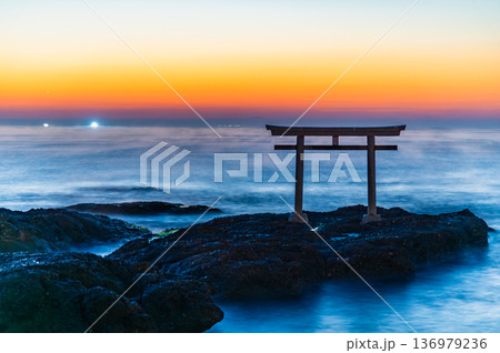 茨城 大洗磯前神社 神磯の鳥居の夜明け 茨城 大洗磯前神社 神磯の鳥居の夜明け 136979236