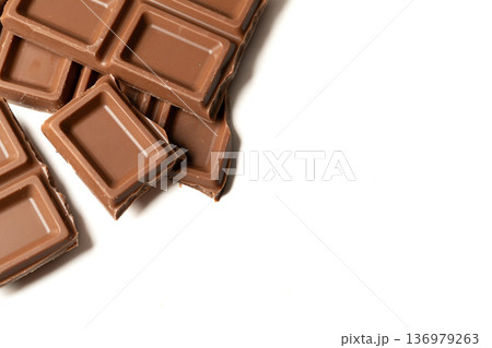 割れた板チョコを白背景に配置 136979263