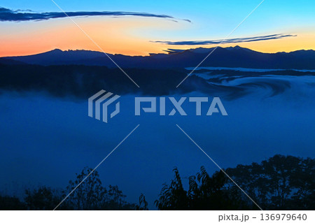 雲海・ドラマチックな輝きの世界 136979640