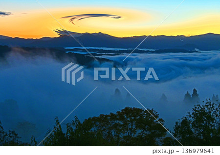 雲海・ドラマチックな輝きの世界 136979641