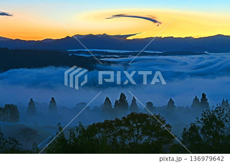 雲海・ドラマチックな輝きの世界 雲海・ドラマチックな輝きの世界 136979642