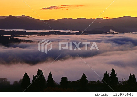 雲海・ドラマチックな輝きの世界 136979649
