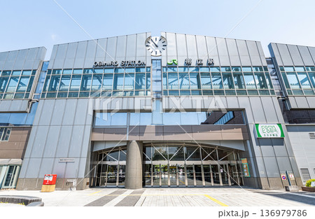 北海道帯広市　晴天のJR帯広駅 136979786