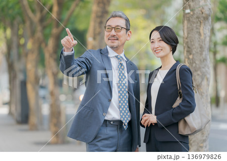 微笑むスーツの男女 微笑むスーツの男女 136979826